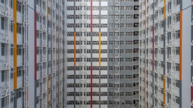 Simetrik konut binaları gösteren kentsel bir çevre