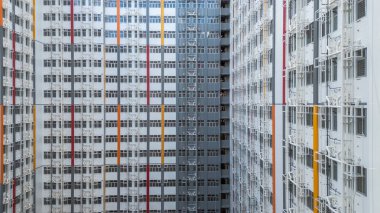 Simetrik konut binaları gösteren kentsel bir çevre