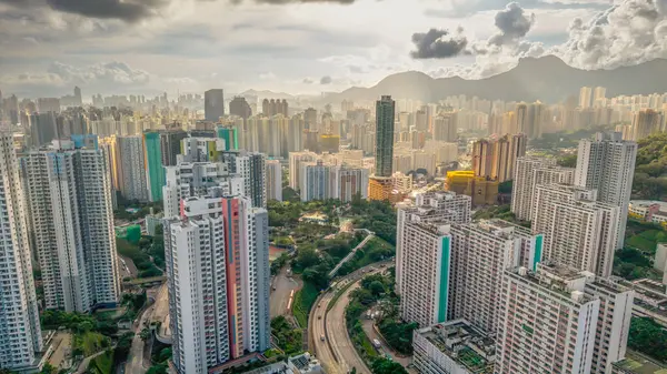 Kentsel yüksek binaların mimarisi yoğun bir şekilde sergileniyor