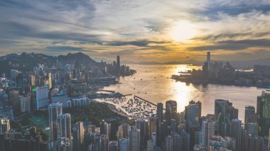 Kowloon Hong Kong 'da Günbatımı Skyline Liman Manzarası