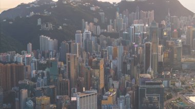 Bir Causeway Körfezi Yankıları Şehir Ritmleriyle