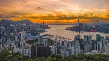 Bir Günbatımı Silueti Crown Kowloon Urban Majesteleri