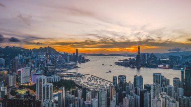 Liman Esintileri Hong Kong Rıhtımı 'ndan akıyor