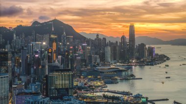 Liman Işıkları Merkez Alacakaranlık Saati 'nde Uyanın