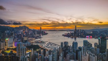 Liman Esintileri Hong Kong Rıhtımı 'ndan akıyor