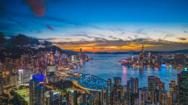 Kowloon Skyline Işıklarının Altında Bir Liman Rüyası