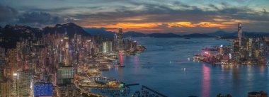 Kowloon Skyline Işıklarının Altında Bir Liman Rüyası
