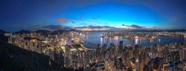 Kowloon Skyline Işıklarının Altında Bir Liman Rüyası