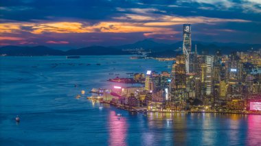 Bir Kowloon Skyline Victoria Limanı boyunca parlıyor