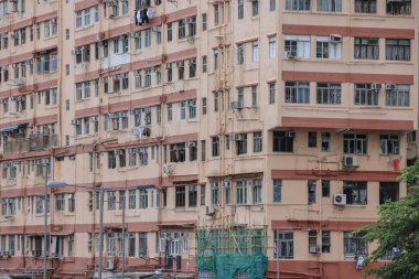 Eski bir apartmanın dış görünüşünü kapat.