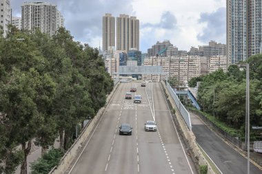 Yüksek katlı ve ticari konutlara giden hareketli bir şehir yolu manzarası