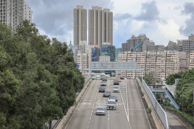 Yüksek katlı ve ticari konutlara giden hareketli bir şehir yolu manzarası