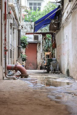 Kamu hizmetleri ekipmanları, brandalar ve endüstriyel araç gereçlerin yer aldığı şehir merkezi.