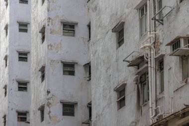 Eski bir apartmanın dış görünüşünü kapat.