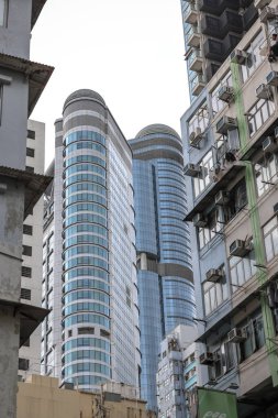 Gökdelenler eski binaların yanında göze çarpar.,