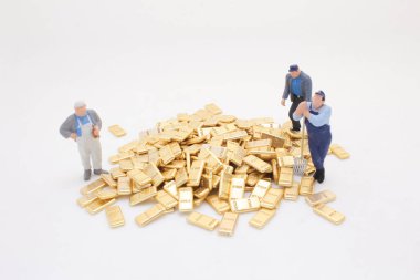 Yaratıcı bir konseptte yöneticiliği gösterilen küçük işçi figürleri.