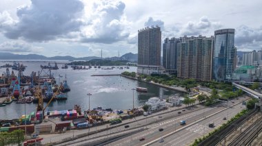 Yoğun Binalar ve Bulutlu Gökyüzü içeren panoramik kentsel manzara