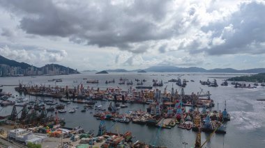 Etrafı sarılmış sanayi limanının dinamik görüntüsü.