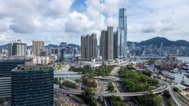 Hareketli bir şehir manzarası. Canlı bir liman.