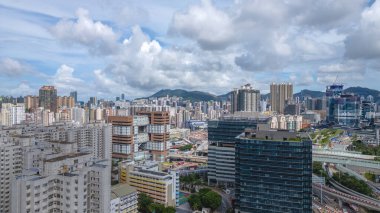 Yoğun Binalar ve Bulutlu Gökyüzü içeren panoramik kentsel manzara