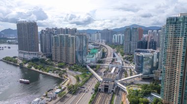 Yüksek gökdelenler, sakin bir rıhtım ve aktif ulaşım yolları.,