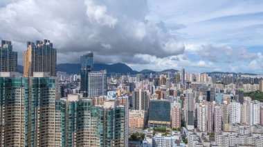 Yoğun Binalar ve Bulutlu Gökyüzü içeren panoramik kentsel manzara