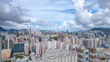 Yoğun Binalar ve Bulutlu Gökyüzü içeren panoramik kentsel manzara