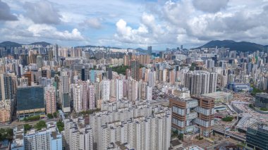 Yoğunluk ile hareketli bir şehrin ufuk çizgisini gösteren bir perspektif