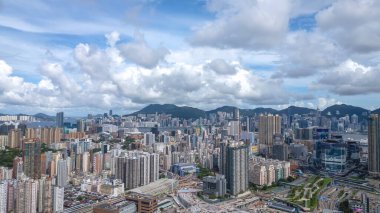 Yoğun Binalar ve Bulutlu Gökyüzü içeren panoramik kentsel manzara