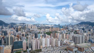 Yoğun Binalar ve Bulutlu Gökyüzü içeren panoramik kentsel manzara