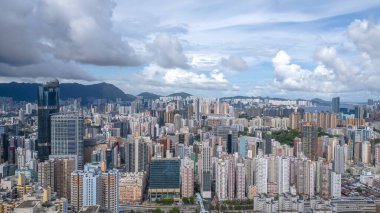 Yoğun Binalar ve Bulutlu Gökyüzü içeren panoramik kentsel manzara