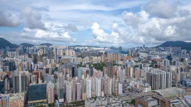 Yoğun Binalar ve Bulutlu Gökyüzü içeren panoramik kentsel manzara