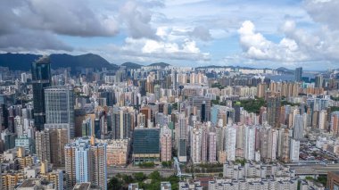 Yoğun Binalar ve Bulutlu Gökyüzü içeren panoramik kentsel manzara