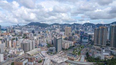 Yoğun Binalar ve Bulutlu Gökyüzü içeren panoramik kentsel manzara
