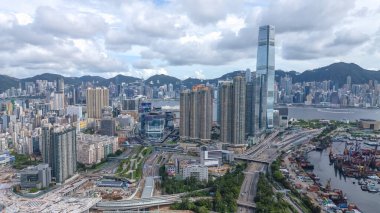 Çarpıcı bir hava manzarası, hareketli bir şehir manzarası.