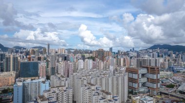 Yoğun Binalar ve Bulutlu Gökyüzü içeren panoramik kentsel manzara