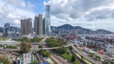 Hareketli bir şehir manzarası. Canlı bir liman.