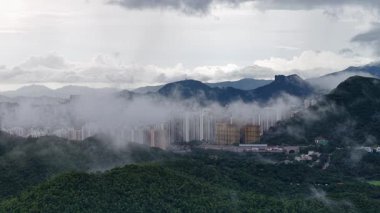 Aslan Kayası İkonik Tepesi Kowloon Hong Kong, 1 Temmuz 2025 