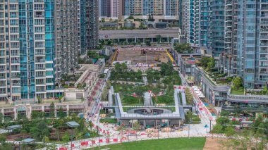 Yüksek binaların, inşaat faaliyetlerinin yer aldığı canlı bir şehir manzarası.