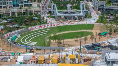 Yüksek binaların, inşaat faaliyetlerinin yer aldığı canlı bir şehir manzarası.