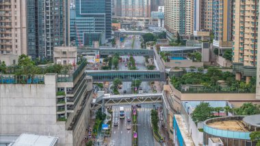 Modern gökdelenlerin yer aldığı şehir manzarası,