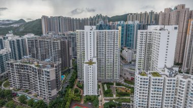 Şehirdeki yüksek katlı apartmanların canlı bir hava görüntüsü