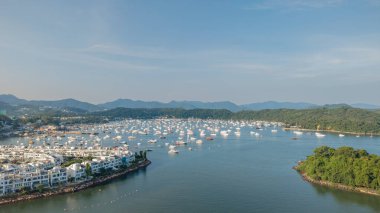 Bahçeleri ve çatıları olan lüks konutlar.