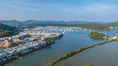 Bahçeleri ve çatıları olan lüks konutlar.