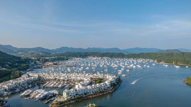 Bahçeleri ve çatıları olan lüks konutlar.