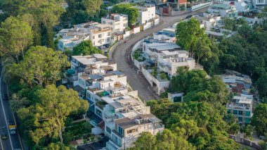 Yeşilliklerle çevrili yerleşim yerlerinin panoramik manzarası,