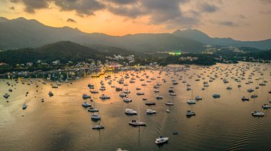 Hebe Haven 'a yanaşmış bir yat ya da tekne.