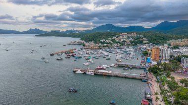 Hava manzarası limanı olan hareketli bir kıyı kasabasını gösteriyor.