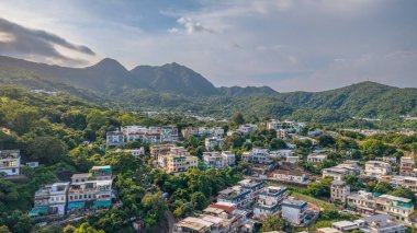 panoramik manzara yeşilliğe batmış bir yerleşim bölgesini yakalıyor,