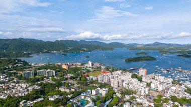 Kentsel gelişim ve doğal gelişimin karışımıyla canlı şehir manzarası